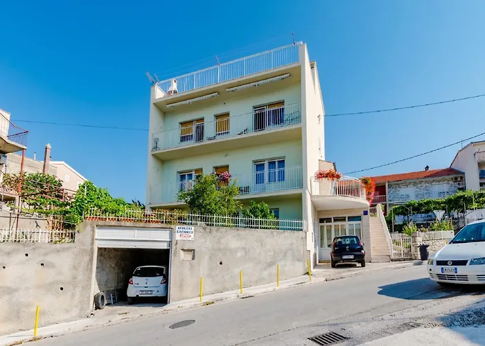 Lejlighed Marko St - Three Bedroom With Balcony And Garden View *