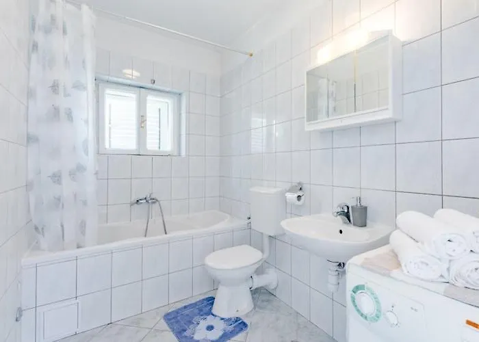Marko St - Three Bedroom With Balcony And Garden View Split