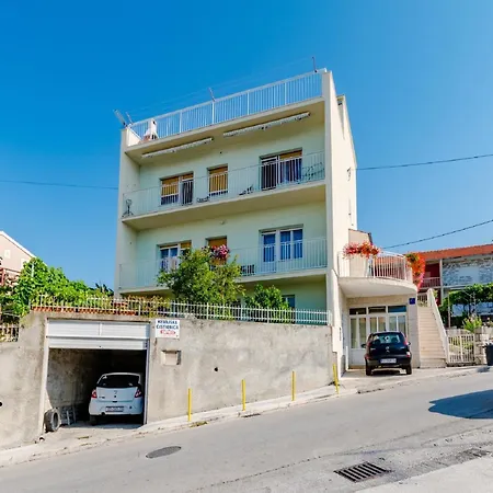 Apartment Marko St - Three Bedroom With Balcony And Garden View *