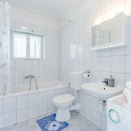 Marko St - Three Bedroom With Balcony And Garden View Split