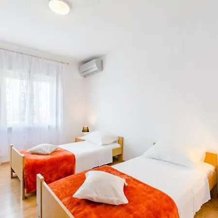 Apartment Marko St - Three Bedroom With Balcony And Garden View Split