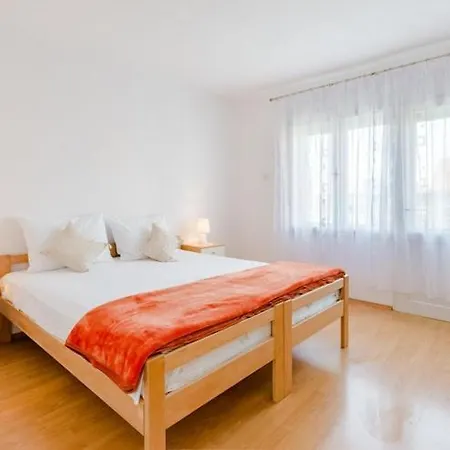 Marko St - Three Bedroom With Balcony And Garden View *