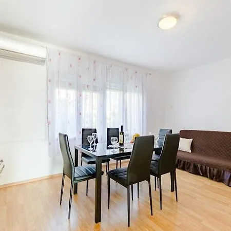 Marko St - Three Bedroom With Balcony And Garden View Apartment Split