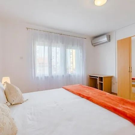 Apartment Marko St - Three Bedroom With Balcony And Garden View Split