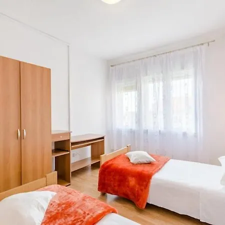 Marko St - Three Bedroom With Balcony And Garden View Apartment