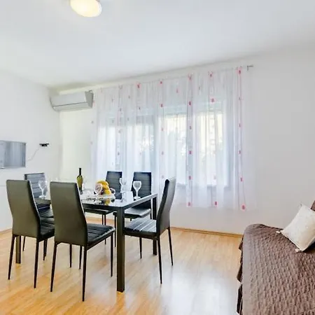 Marko St - Three Bedroom With Balcony And Garden View Apartment *