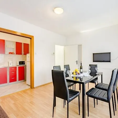 Marko St - Three Bedroom With Balcony And Garden View Διαμέρισμα *