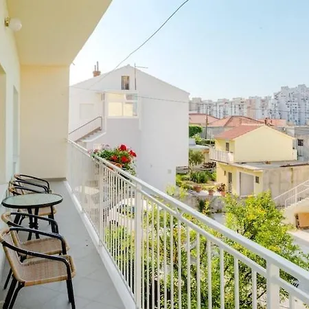Marko St - Three Bedroom With Balcony And Garden View Apartment