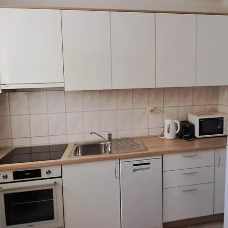 Apartment Marko St - Three Bedroom With Balcony And Garden View