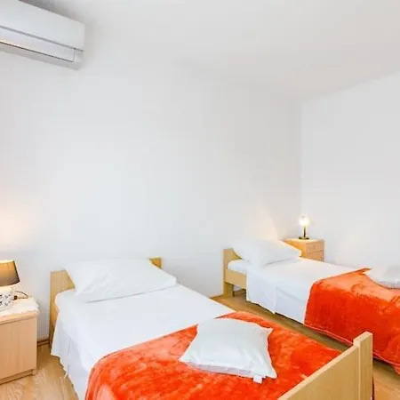 Marko St - Three Bedroom With Balcony And Garden View Apartment *