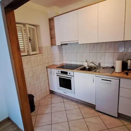Marko St - Three Bedroom With Balcony And Garden View Apartment *