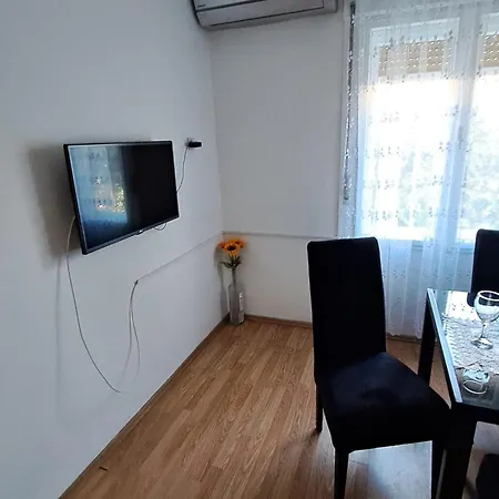 Apartment Marko St - Three Bedroom With Balcony And Garden View Split