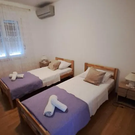 Marko St - Three Bedroom With Balcony And Garden View *