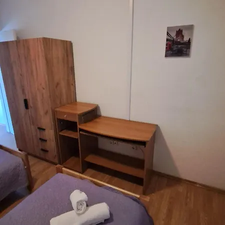 Apartment Marko St - Three Bedroom With Balcony And Garden View