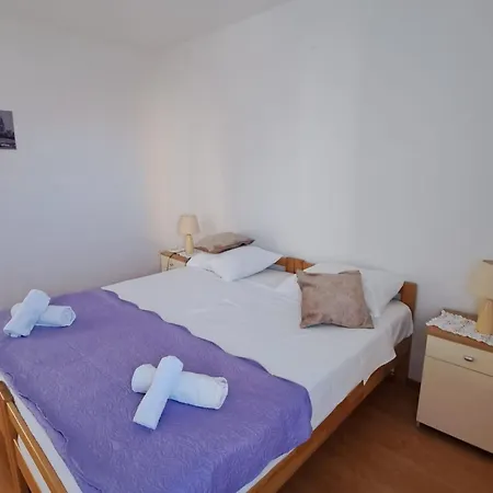 Apartment Marko St - Three Bedroom With Balcony And Garden View