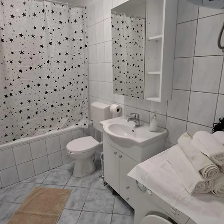 Marko St - Three Bedroom With Balcony And Garden View