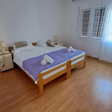 Marko St - Three Bedroom With Balcony And Garden View Apartment *